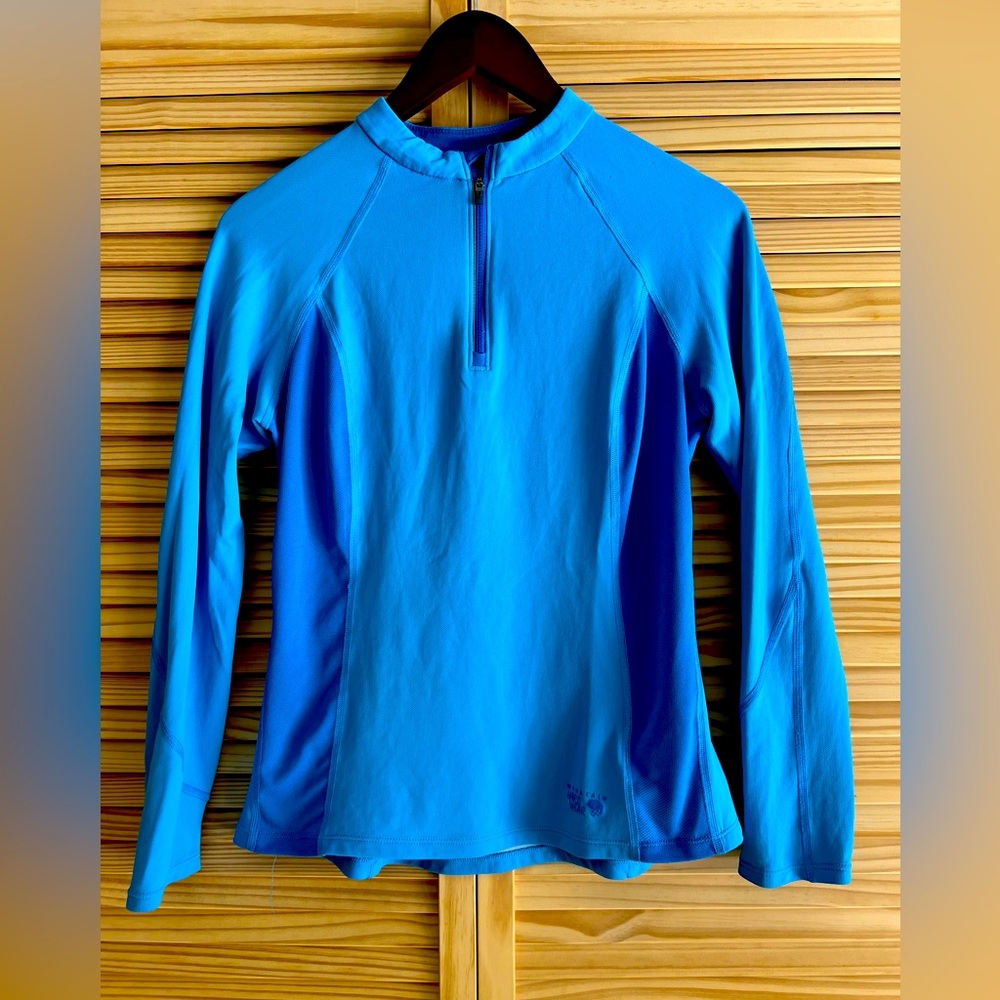 Mountain Hardware Women’s blue 3/4 zip shirt. Breathable Size S